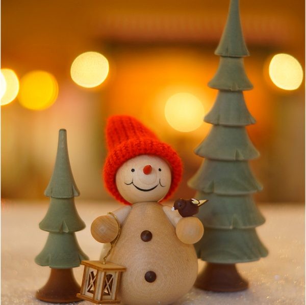 Schneemann mit Vogel im Wald